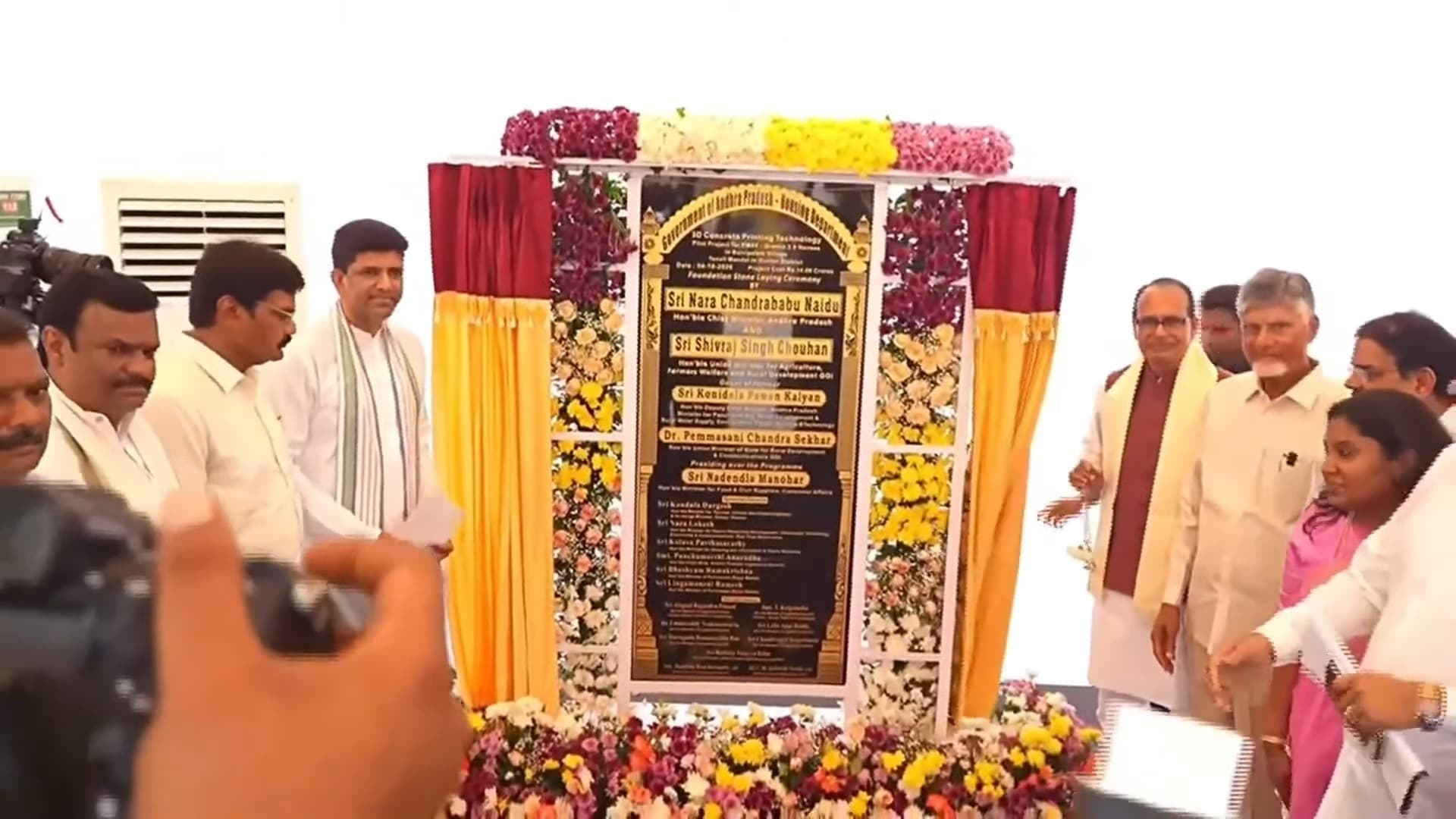 బుర్రిపాలెంలో చంద్రబాబు.. 3 లక్షల ఇళ్లకు శ్రీకారం