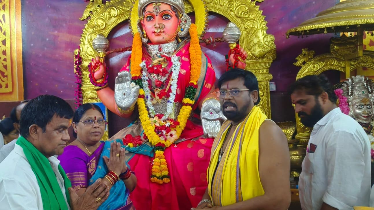కోళ్ల లలితకుమారి ఆధ్వర్యంలో వరుణ యాగం