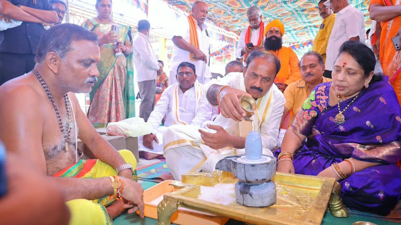 వరుణ యాగంలో పాల్గొని ప్రత్యేక పూజలు నిర్వహించిన మాలకొండయ్య