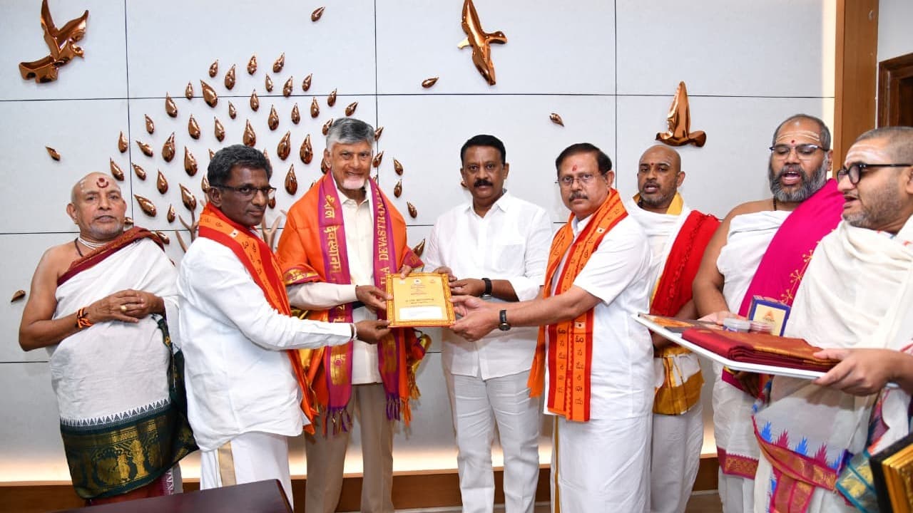 శ్రీశైల శరన్నవరాత్రులకు సీఎం చంద్రబాబుకు ఆహ్వానం