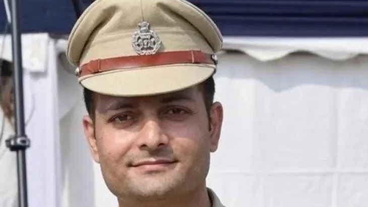 పోలీస్‌ అధికారికి ప్రమోషన్‌పై విమర్శలు..!