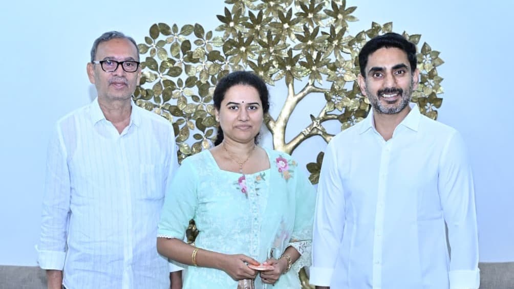 నారా లోకేష్ ను కలిసిన చదరంగ క్రీడాకారిణి కోనేరు హంపి..!