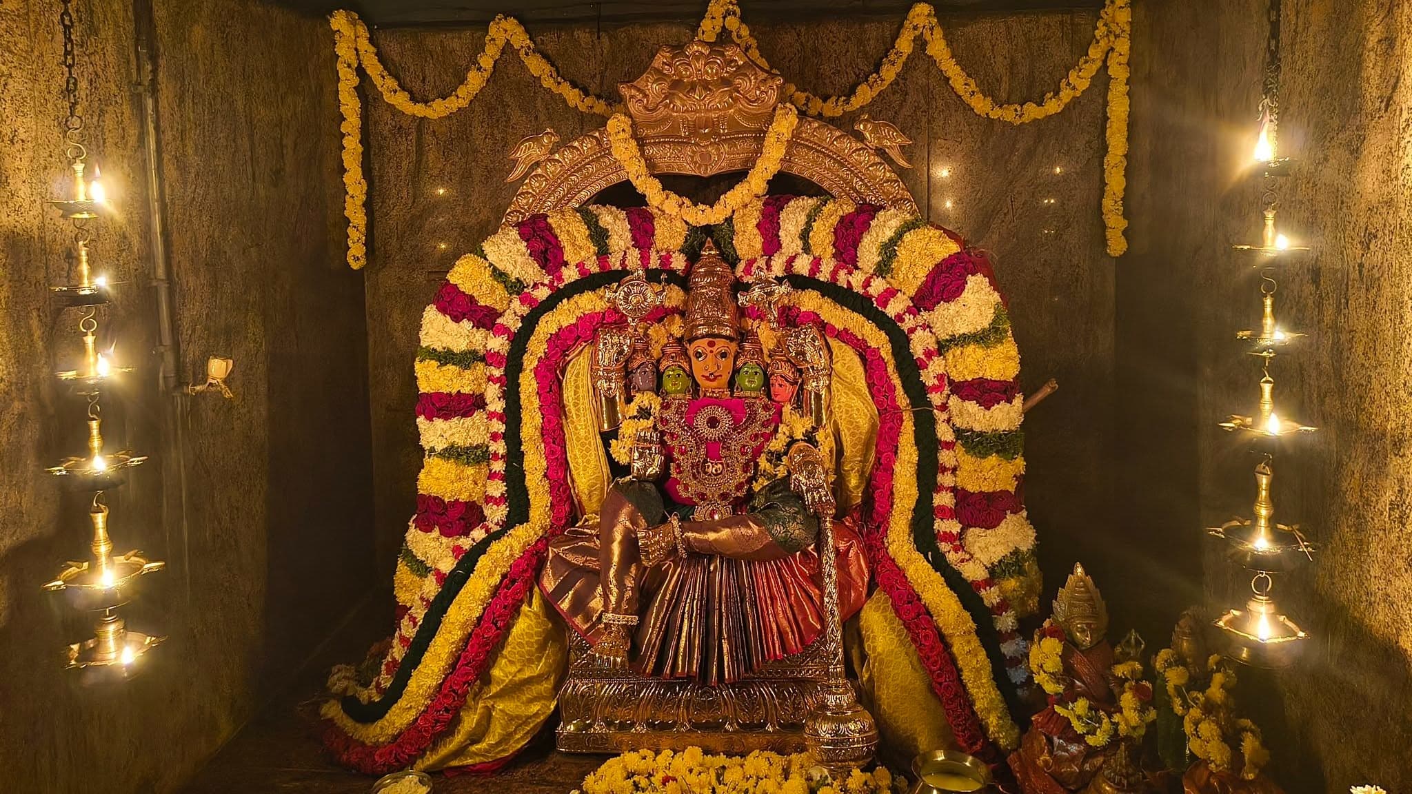 ఇంద్రకీలాద్రిపై నవరాత్రి సందడి.. తొలి రోజు లక్ష మందికి పైగా దర్శనం