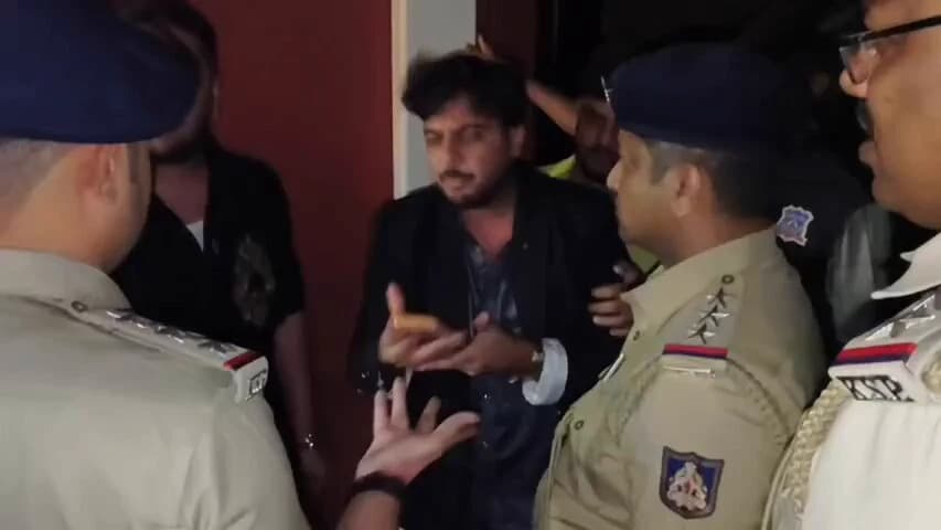బెంగళూరు పబ్‌లో ఐఏఎస్ వికాస్‌ రచ్చ