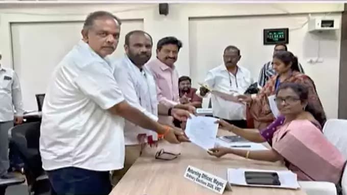 విజయవాడ మేయర్ అభ్యర్థిగా వంగవీటి రాధాకృష్ణ నామినేషన్ దాఖలు