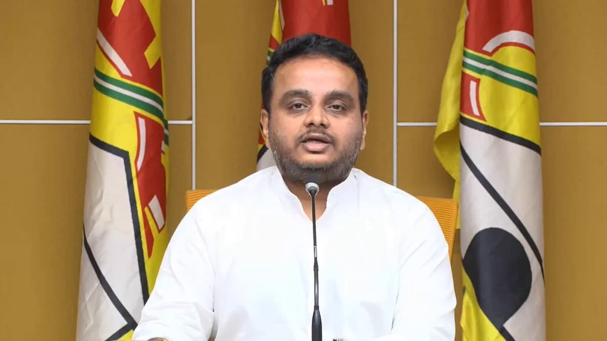 కార్యకర్త అభిమానానికి చలించిన ఎంపీ చింతకాయల విజయ్‌