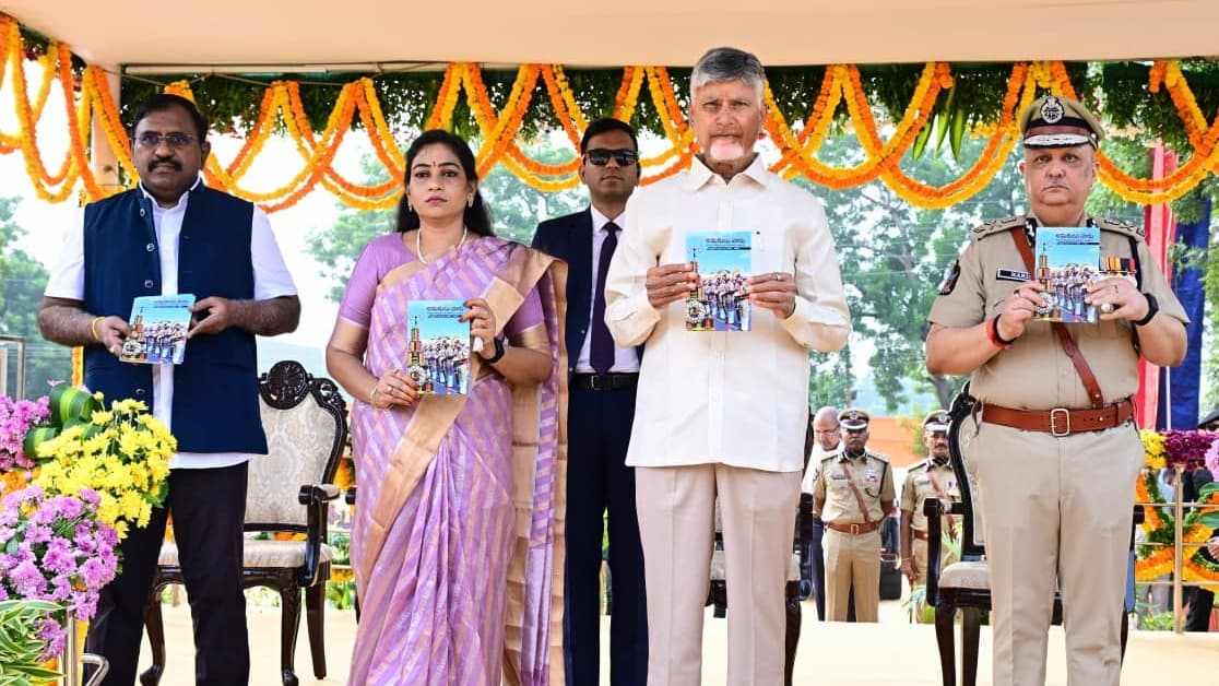 మంగళగిరిలో పోలీసు అమరవీరులకు చంద్రబాబు నివాళులు