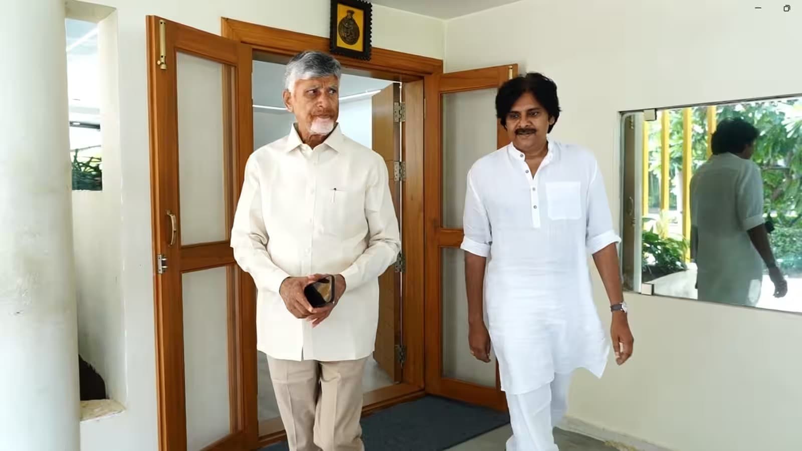 ఉండవల్లిలో చంద్రబాబుతో పవన్ కల్యాణ్ భేటీ